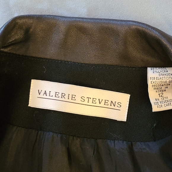 Black blazer jacket with snap closure - Picture 4 of 7